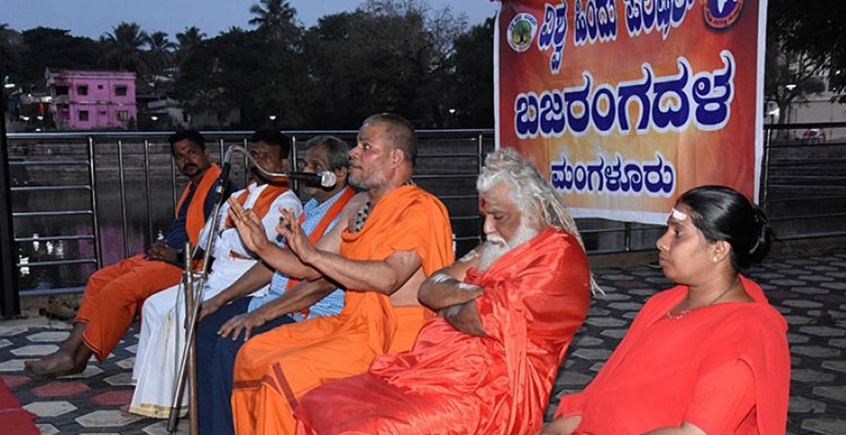 Vajradehi Mutt seer Rajashekarananda Swamiji speaks at a protest organised by VHP at Gujjarakere. Credit: DH Photo