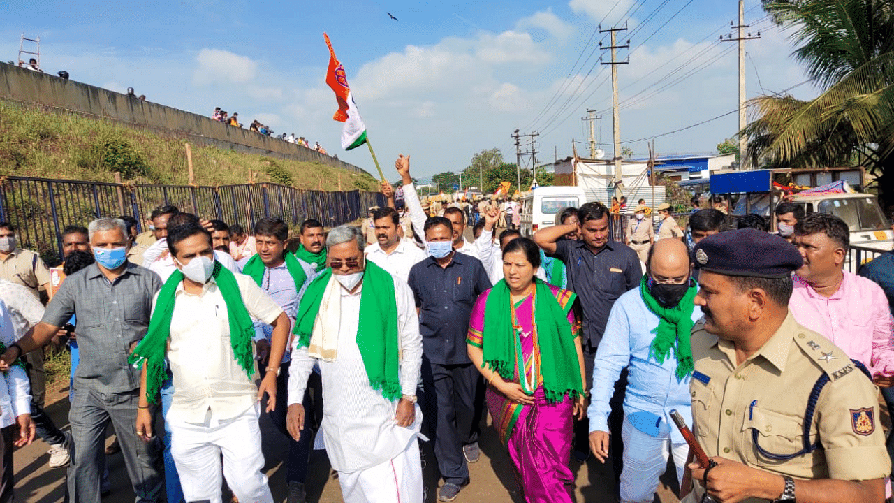 Leader of Opposition Siddaramaiah and MLA Dr Anjali Nimbalkar along with Congress leaders staging padyatra near Suvarna Vidhan Soudha in Belagavi. Credit: DH Photo