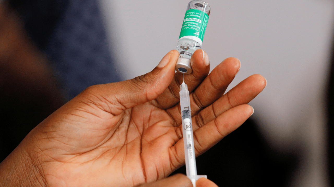  nurse prepares a dose of the of coronavirus disease (COVID-19) vaccine during the vaccination campaign at the Ridge Hospital in Accra, Ghana. Credit: Reuters Photo