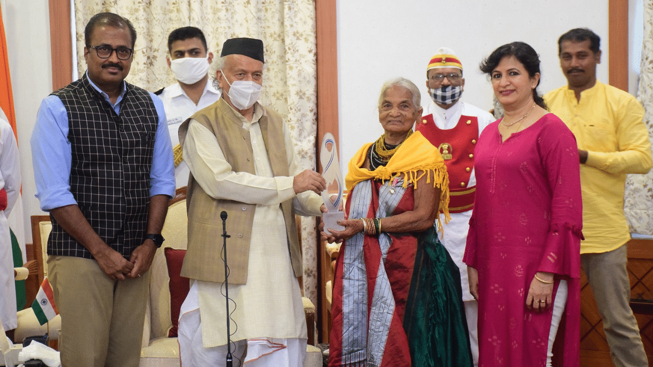 Maharashtra Governor Bhagat Singh Koshyari presents Mother Teresa award to Tulsi Gowda. Credit: Raj Bhavan