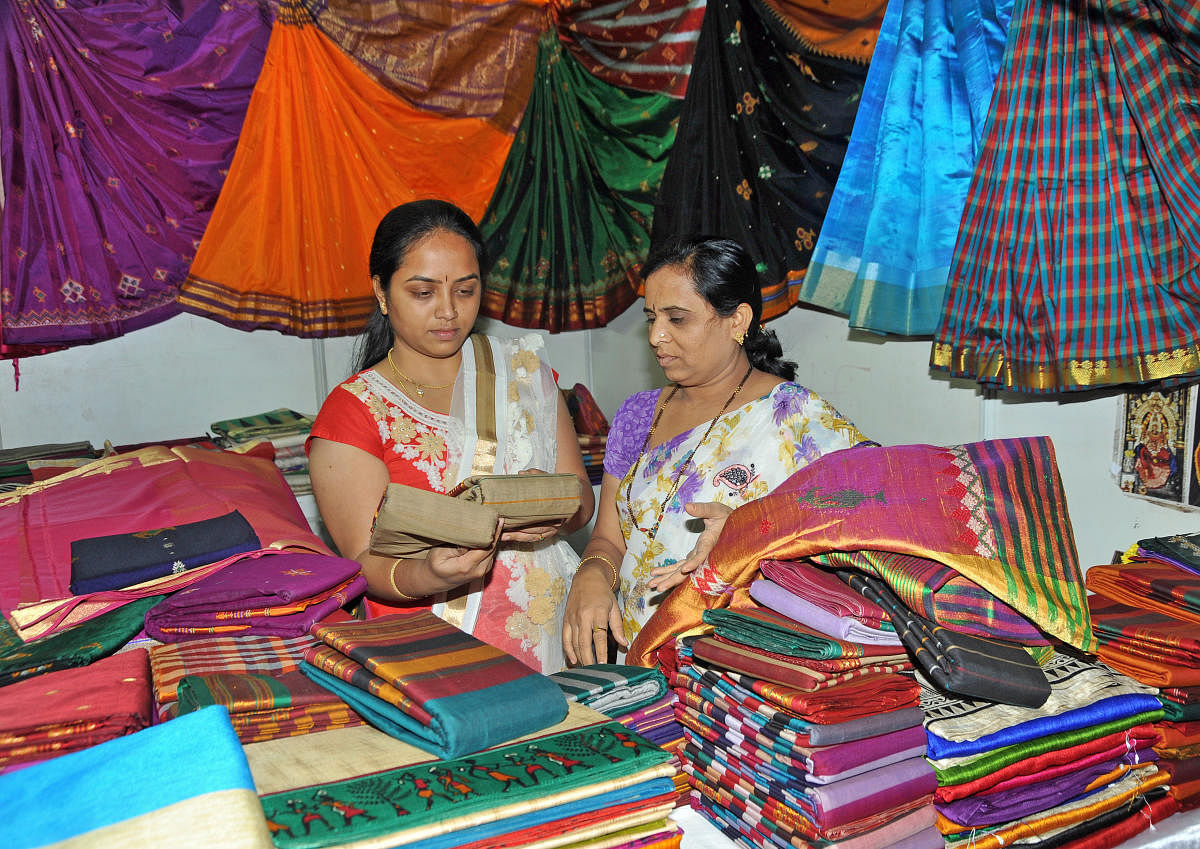 Khadi mela in Bengaluru come to the rescue of the artisans from districts which lack stalls and bhandaras. But the exhibition was not held since 2019 due to the Covid pandemic. DH FILE PHOTO