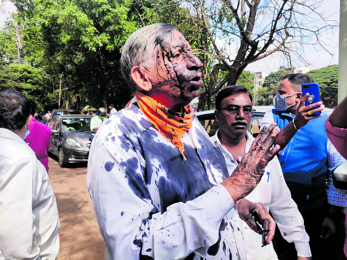 Dalvi, along with another activist, was at some distance from the stage, when activists of Karnataka Nava Nirmana Sene confronted him near the district health office gate, for demanding the merger of Belagavi with Maharashtra. Credit: DH Photo