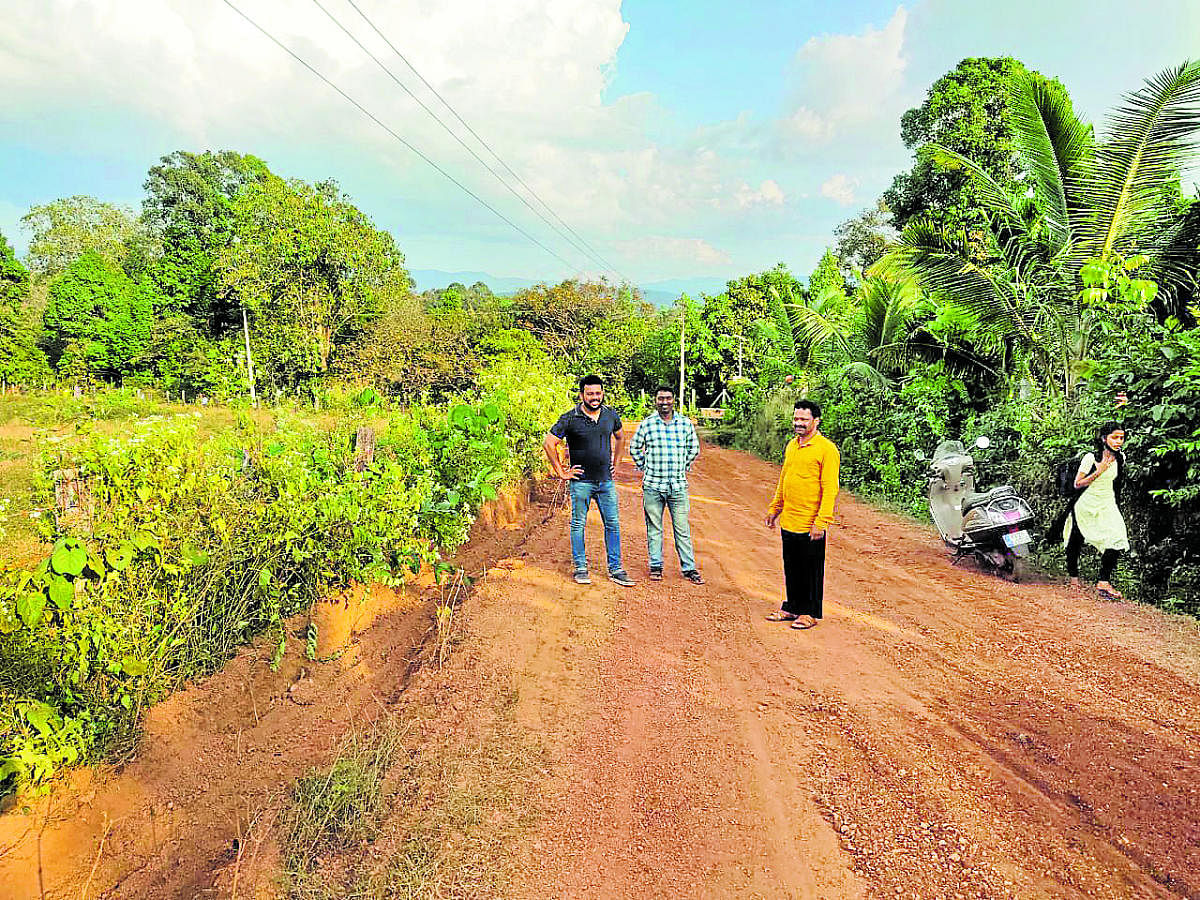 Chara Sainagara-Huyyalujaddu Road was repaired by Chara GP member Krishna Naik.