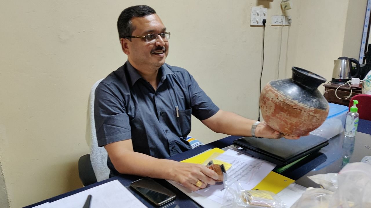 Amarnath Ramakrishna, Superintending Archaeologist of the ASI, with a pot unearthed from the Keeladi excavation site during the first two phases in 2015 and 2016. Credit: ETB Sivapriyan/DH Photo