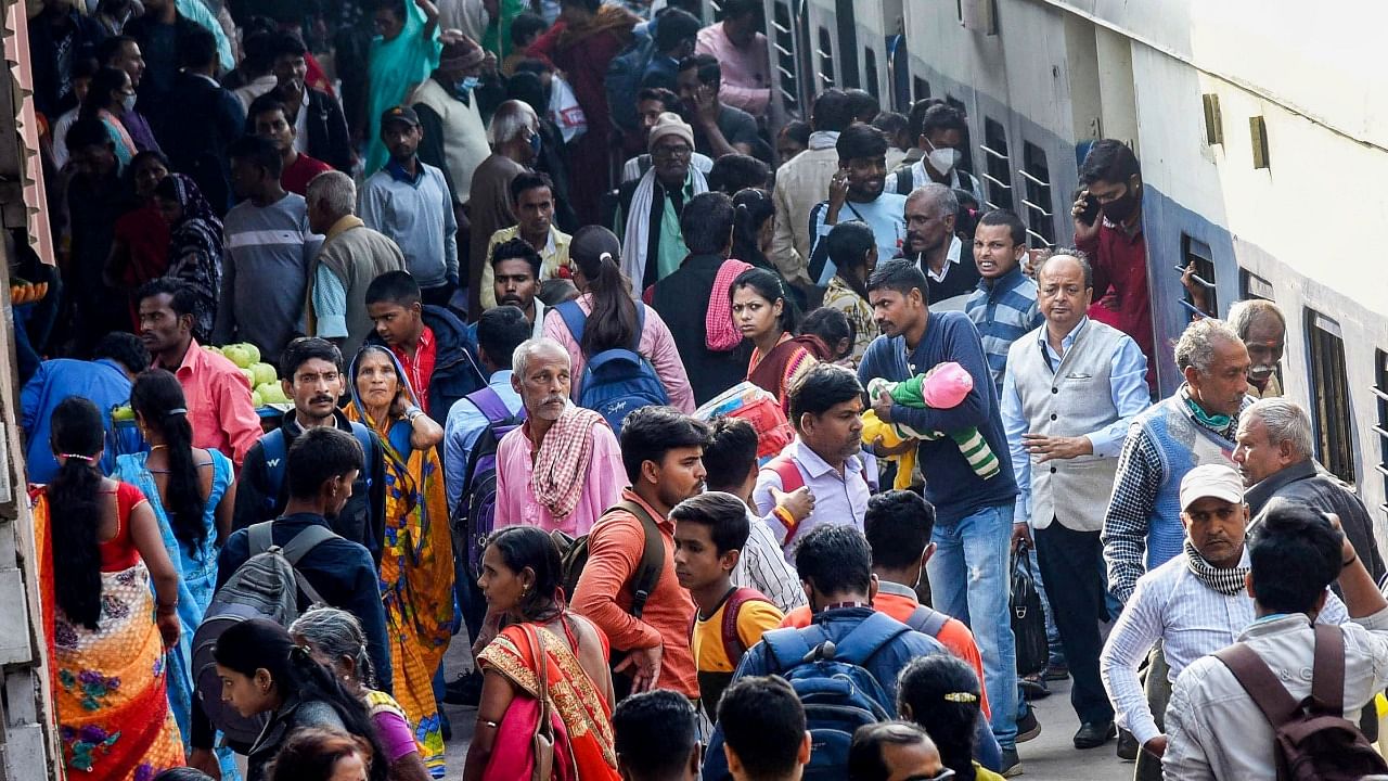Passengers not adhering to social distancing norms board a train at a railway station, amid possible spread of Omicron variant in Patna. Credit: PTI File Phoot