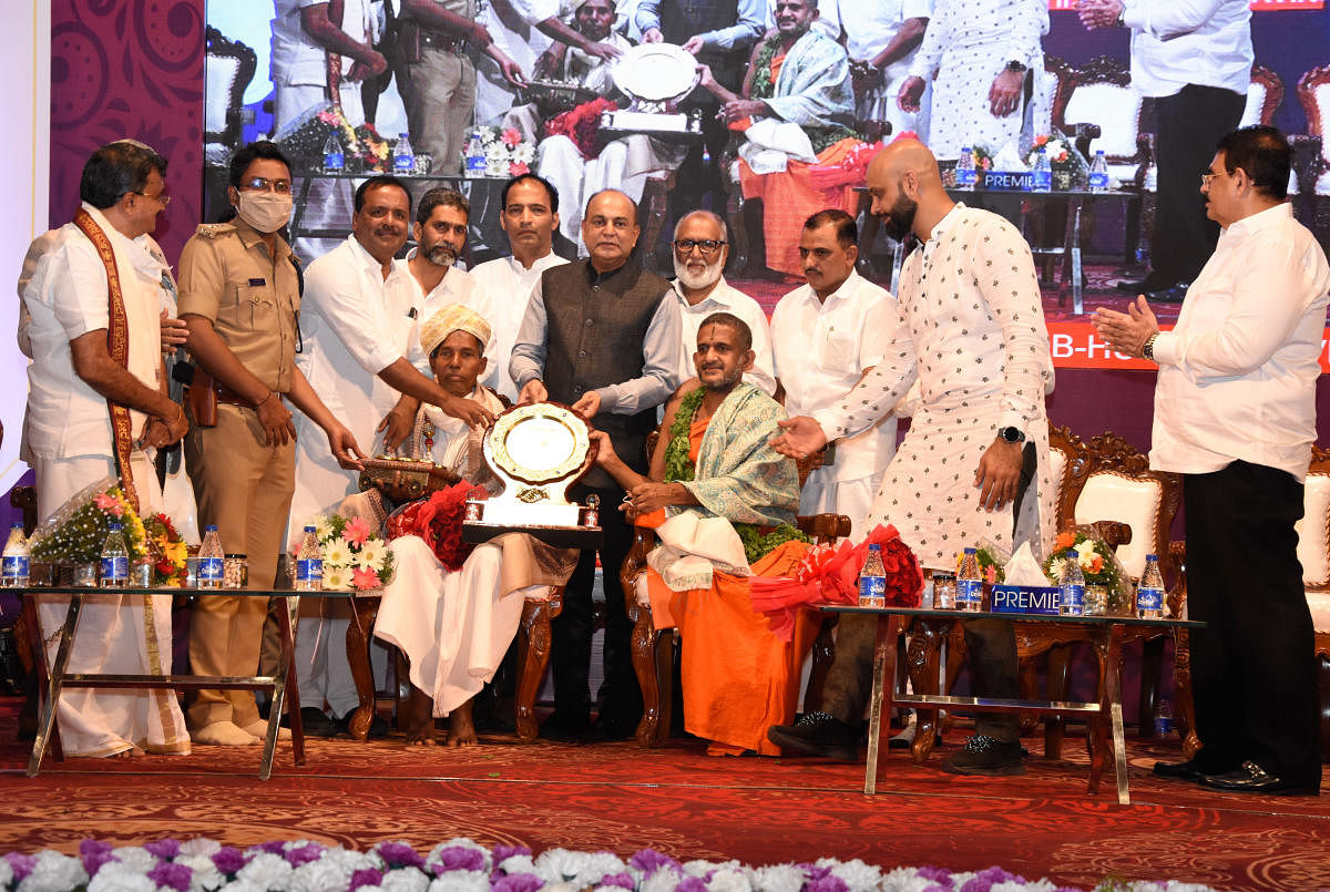 Pejawar seer Vishwa Prasanna Theertha and Harekala Hajabba were felicitated during a programme organised by B-Human in Mangaluru.
