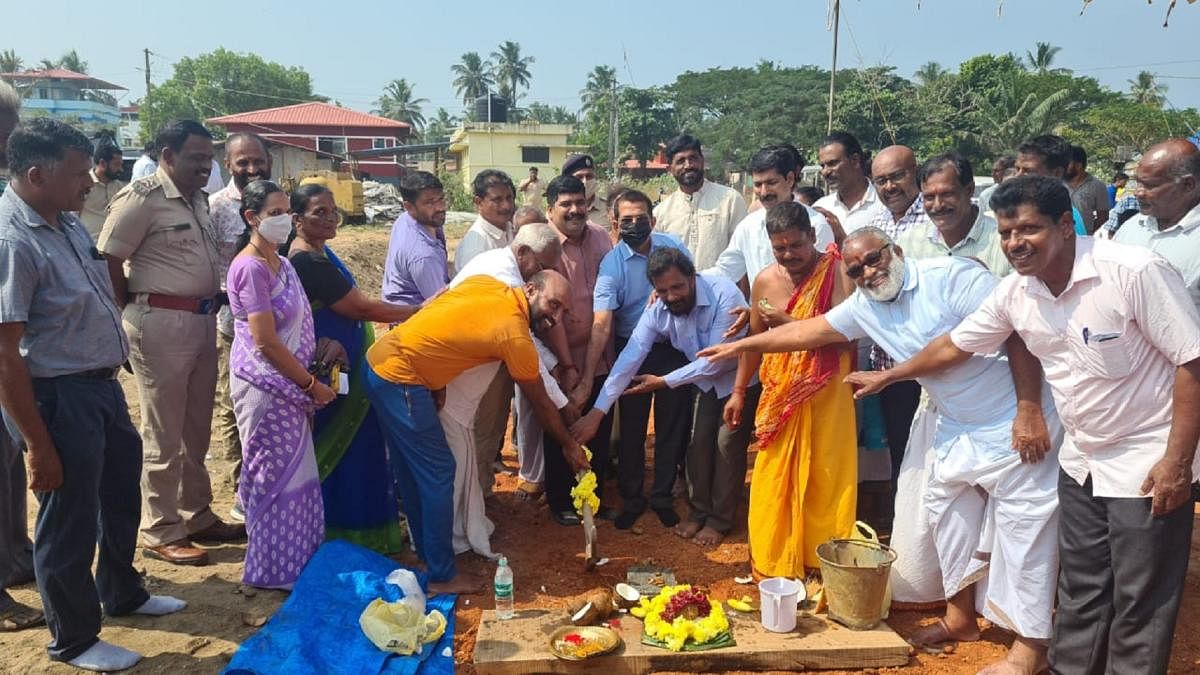 MLA D Vedavyas Kamath and others take part in the groundbreaking ceremony for the work on the jetty for traditional boats in Bengre. DH Photo