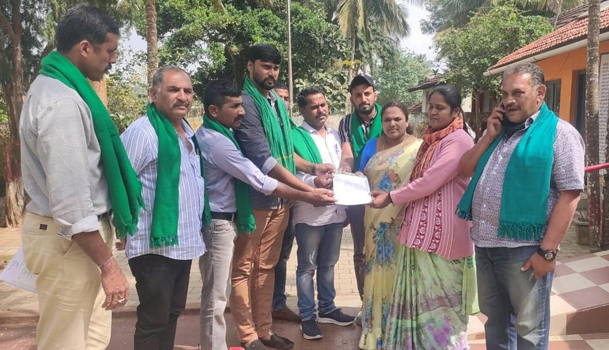 Members of Rajya Raitha Sangha submit a memorandum to Titimathi PDO Mamatha.