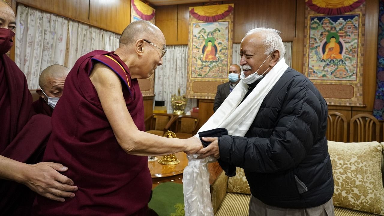 RSS chief Mohan Bhagwat (R) with his holiness the Dalai Lama. Credit: Twitter/NetTibet