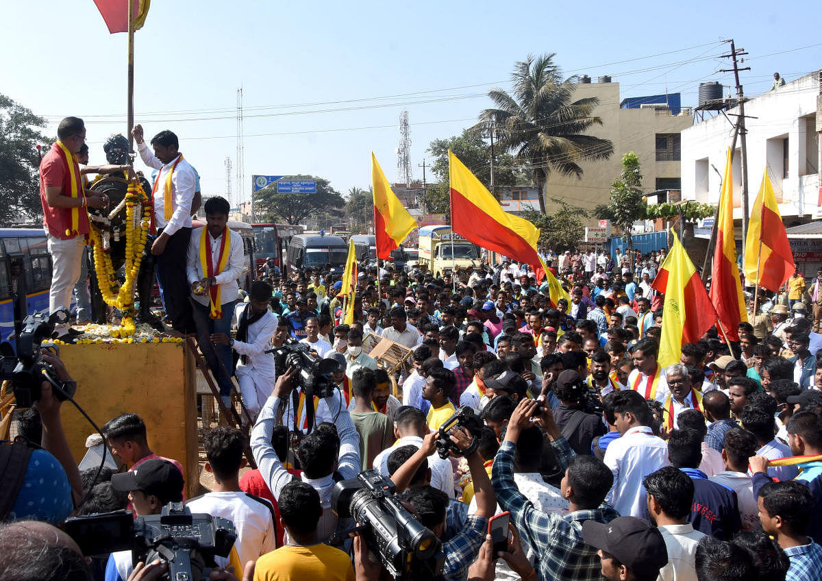 Karnataka Rakshana Vedike activists protest against the vandalisation of Sangolli Rayanna's statue at Rayanna Circle in Belagavi on Sunday. Credit: DH Photo/Imam Husen Gudunavar