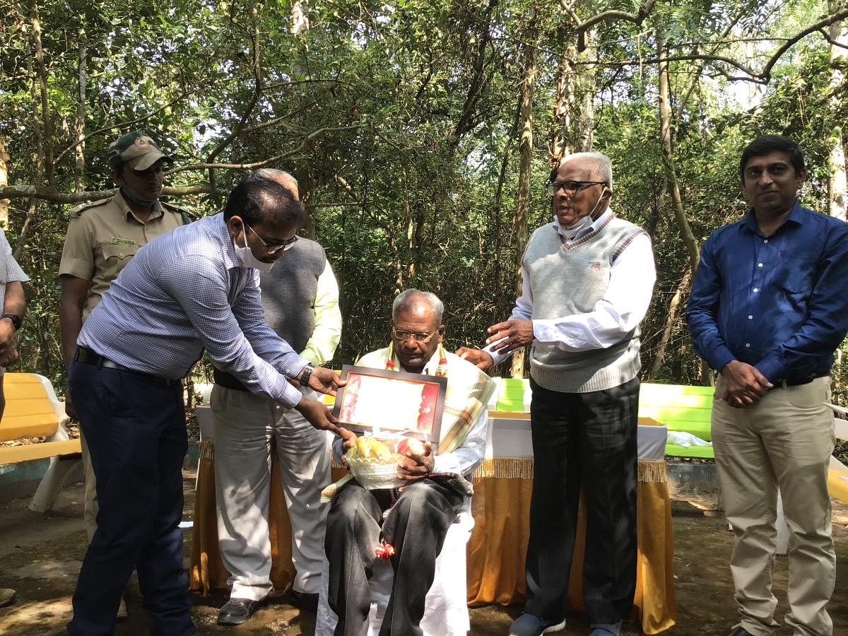 Forest Watcher Arogya Swamy honoured. Credit: DH Photo