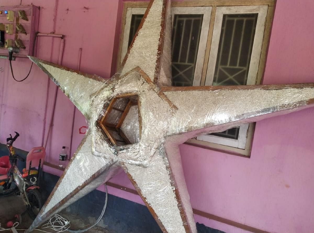 The Christmas star made of paddy husk and wooden pieces.