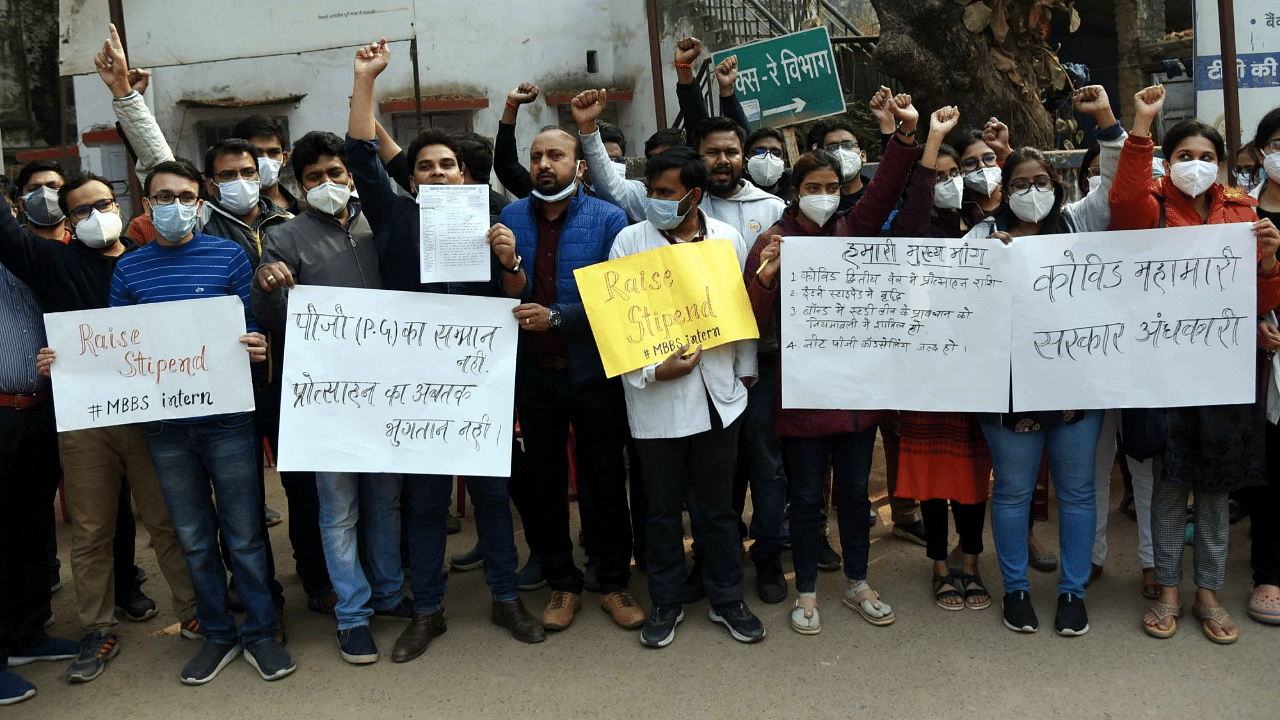 Patna Medical College and Hospital junior doctors and MBBS interns protest against delay in NEET PG Counselling 2021. Credit: IANS Photo