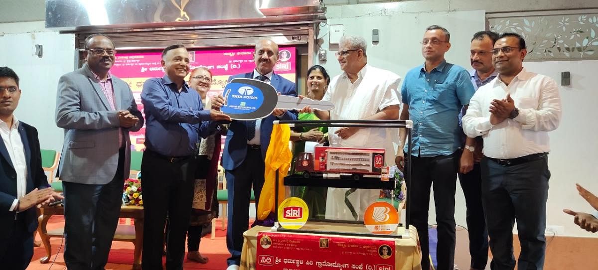 Bank of Baroda Managing Director Ajay K Kurana hands over the key of a mobile vehicle to Dharmasthala Dharmadhikari D Veerendra Heggade in Dharmasthala.