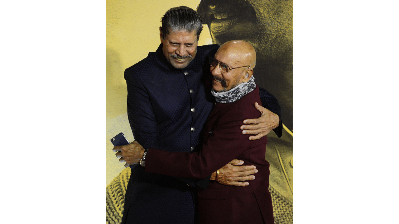 Former Indian cricketers Kapil Dev (L) and Syed Kirmani. Credit: AFP Photo