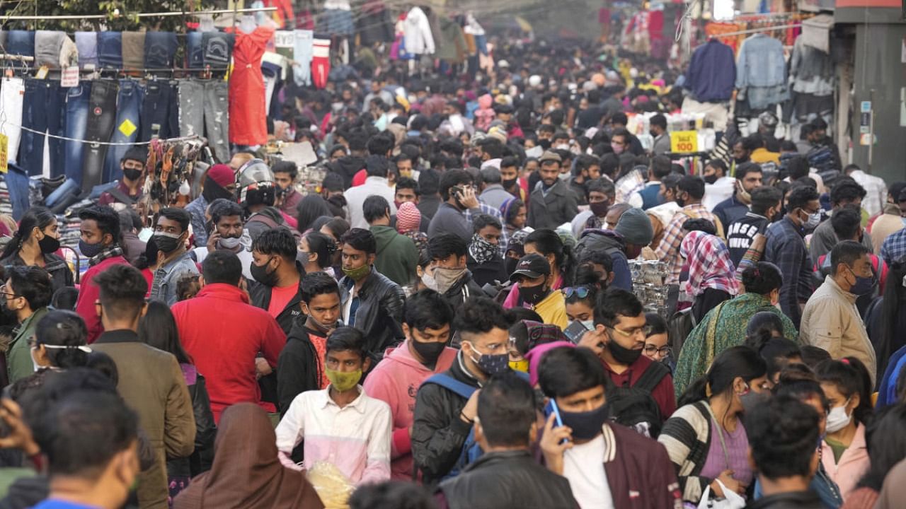 Crowded Sarojini Nagar market amid rising cases of Omicron variant of Covid-19, in New Delhi. Credit: PTI Photo