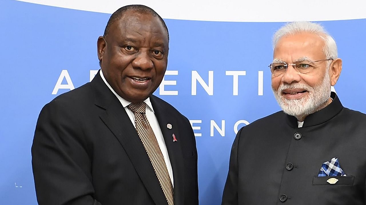 Prime Minister Narendra Modi (R) shaking hands with President of South Africa Cyril Ramaphosa. Credit: AFP File Photo