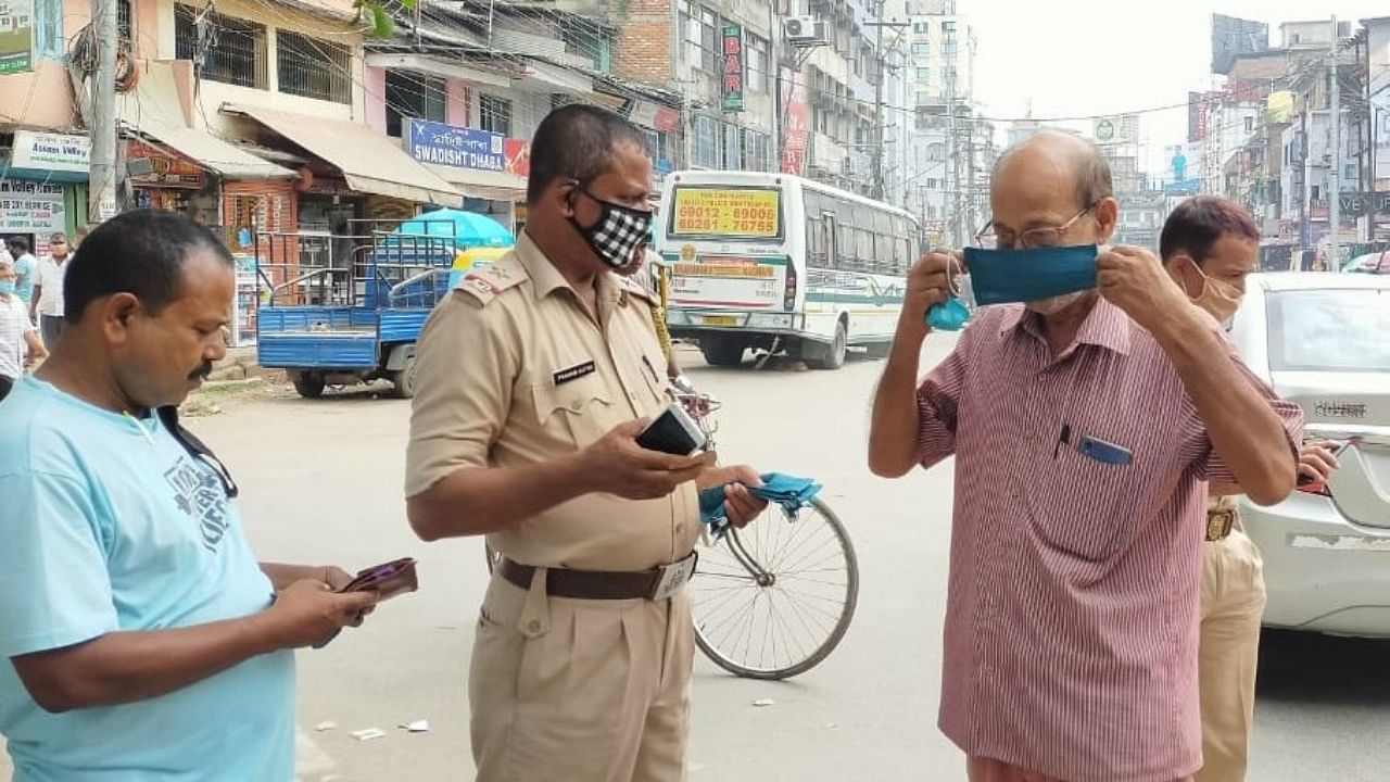 Cops distribute masks to the public. Credit: Assam State Disaster Management Authority