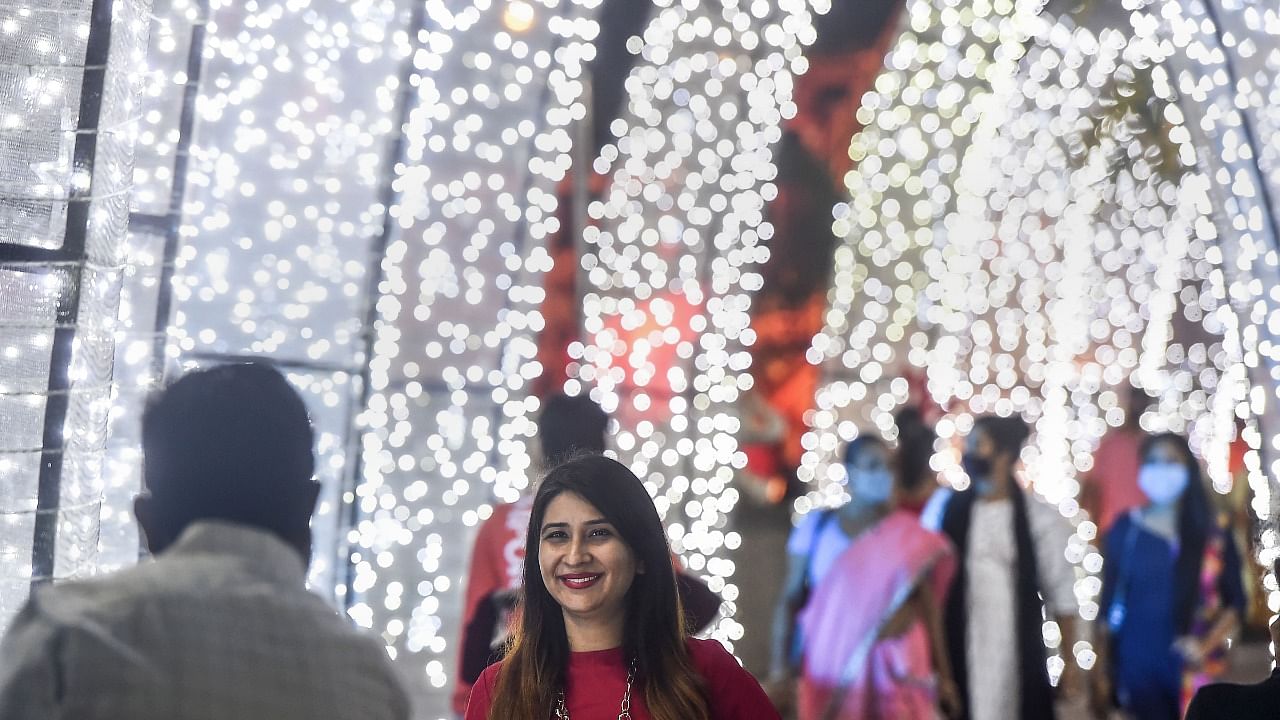 People wearing masks in improper way, visit a market at Bandra in Mumbai, Credit: PTI Photo