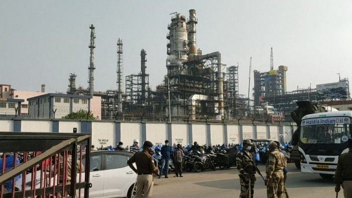 Security personnel stand outside the complex of Indian Oil Corporation’s (Indian Oil Corporation) IOC’s refinery in Haldia. Credit: AFP Photo