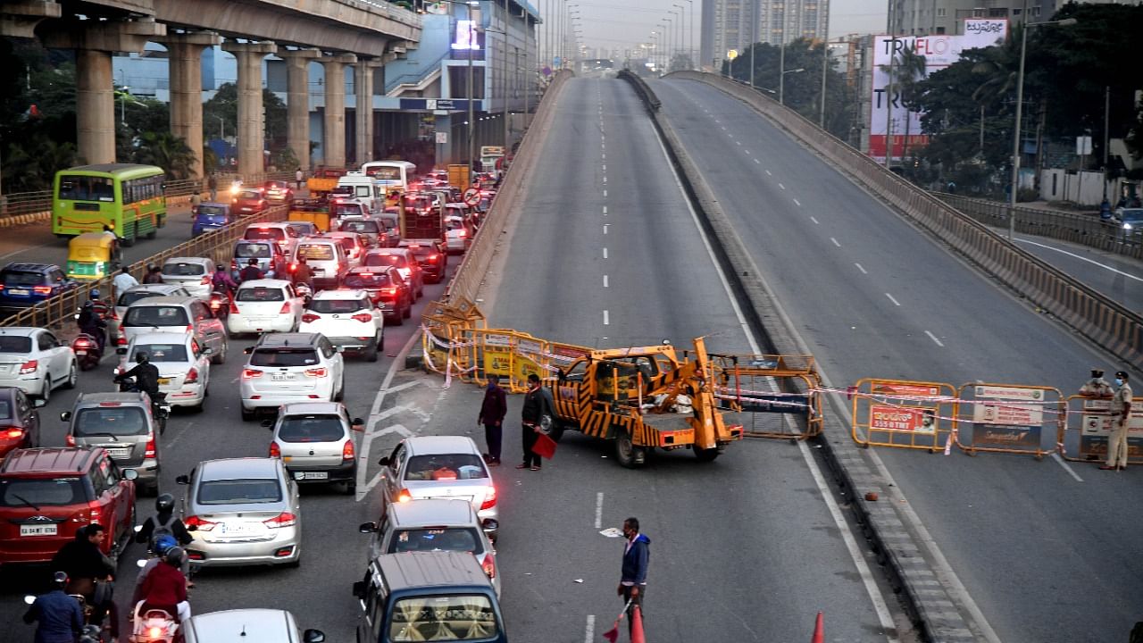 Traffic was diverted to the highway below after the flyover from Goraguntepalya to Nelamangala on Tumakuru Road, North Bengaluru, was closed on Saturday. Credit: DH Photo/B H Shivakumar