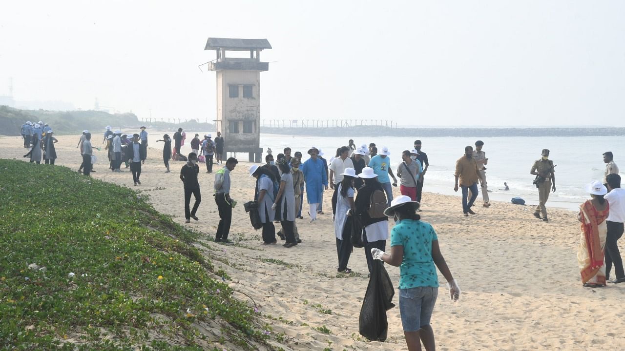 Volunteers carrying out cleanliness drive from Panambur to Baikampady -Meenakaliya beach stretch on Sunday. Credit: DH Photo