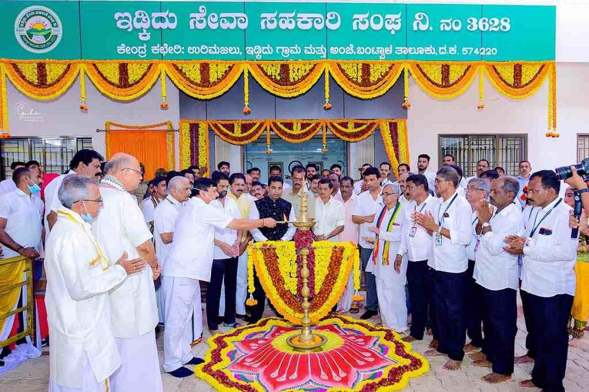 Home Minister Araga Jnanendra inaugurates the new building of Idkidu Seva Sahakari Sangha Limited at Idkidu in Bantwal in Dakshina Kannada district.