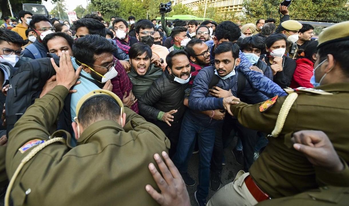 Police detain doctors protesting outside Maulana Azad Medical College over postponement of NEET PG counselling 2021. Credit: PTI Photo