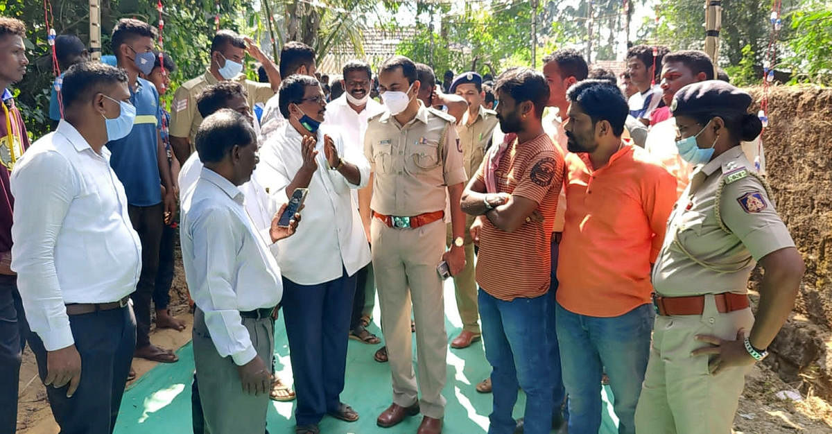 Brahmavar Inspector Ananthapadmanabha visited Koraga Colony on Tuesday. The residents demanded suspension of the Kota police station sub-inspector and five others for allegedly caning members of a family.