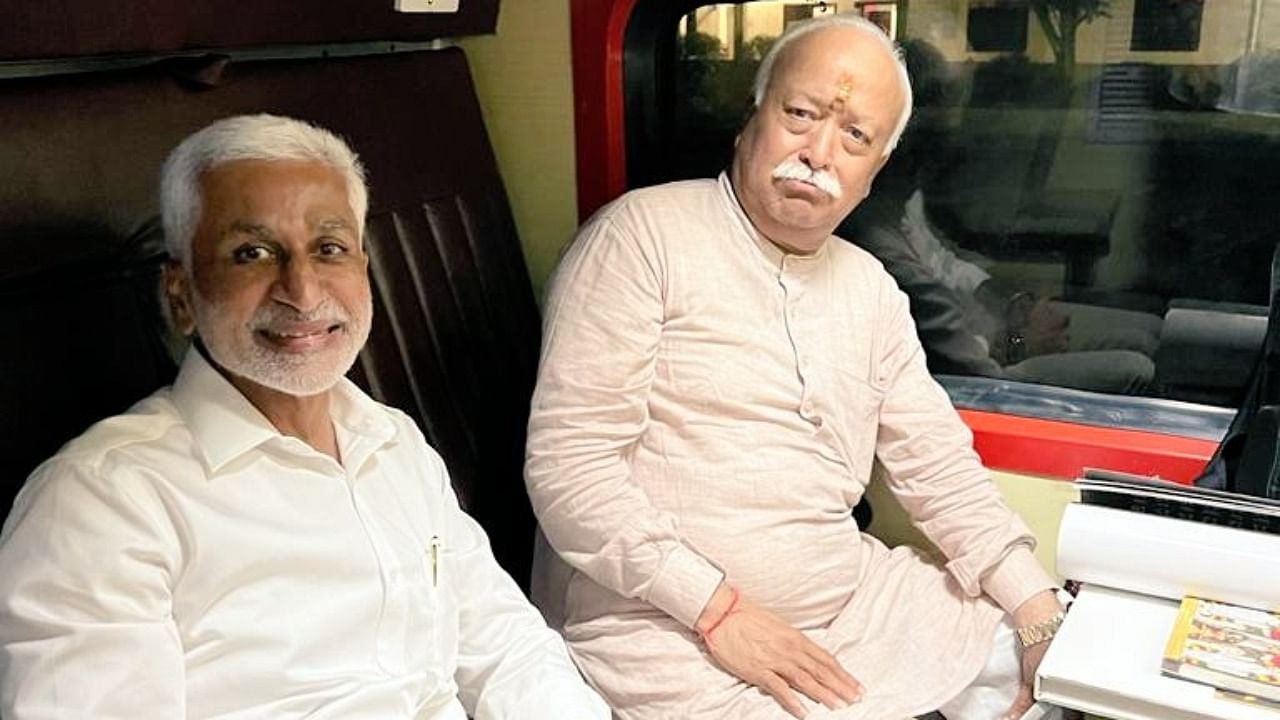 YSR Congress Party MP Vijaysai Reddy (left) with RSS chief Mohan Bhagwat. Credit: Twitter/@VSReddy_MP