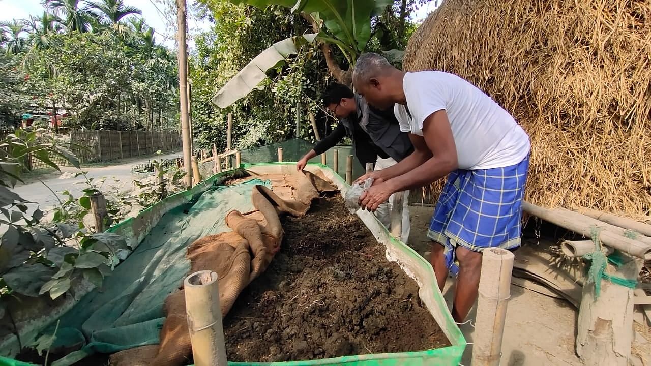 Vermicomposting lessons being provided to farmers living close to Kaziranga National Park in Assam. Photo credit: Aaranyak