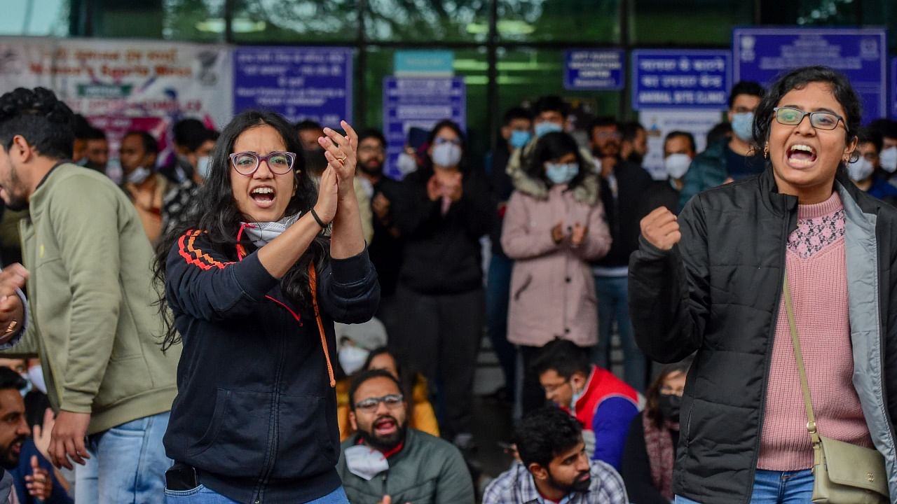 Doctors raise slogans during their protest over the delay in NEET-PG 2021 counselling, at the Safdarjung hospital in New Delhi. Credit: PTI Photo