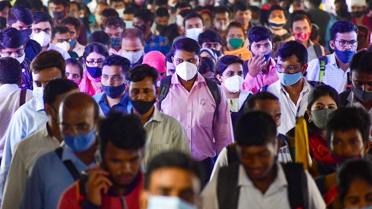 A crowded platform at Chhatrapati Shivaji Maharaj Terminus railway station amid concern over rising cases of Omicron variant of Covid-19 across the country, in Mumbai, Wednesday. Credit: PTI File Photo