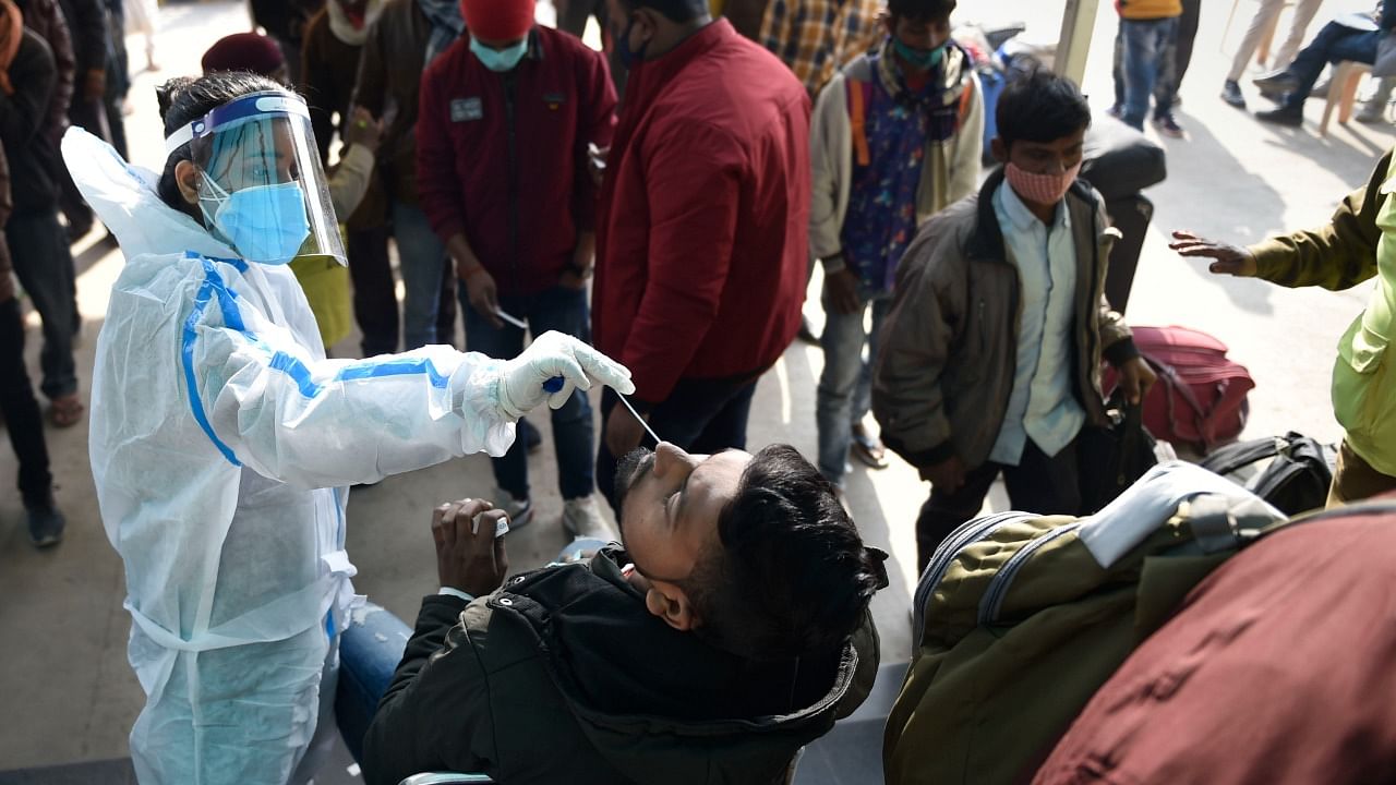 The death toll due to the coronavirus infection in Delhi stood at 25,098 by the end of November, which has risen to 25,107 till December 30. Credit: PTI Photo