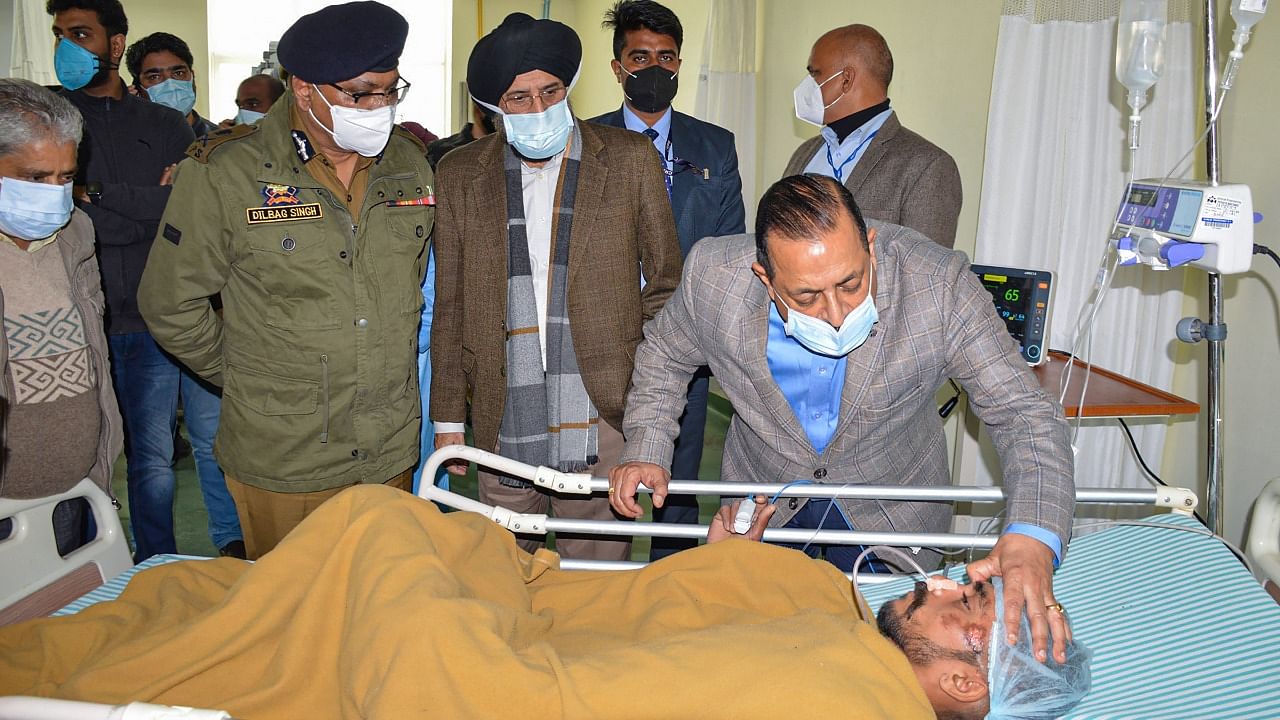 Union Minister Jitendra Singh, accompanied by J&K DGP Dilbag Singh, meets with injured victims of the Mata Vaishno Devi shrine stampede, at a hospital near Jammu. Credit: PTI Photo