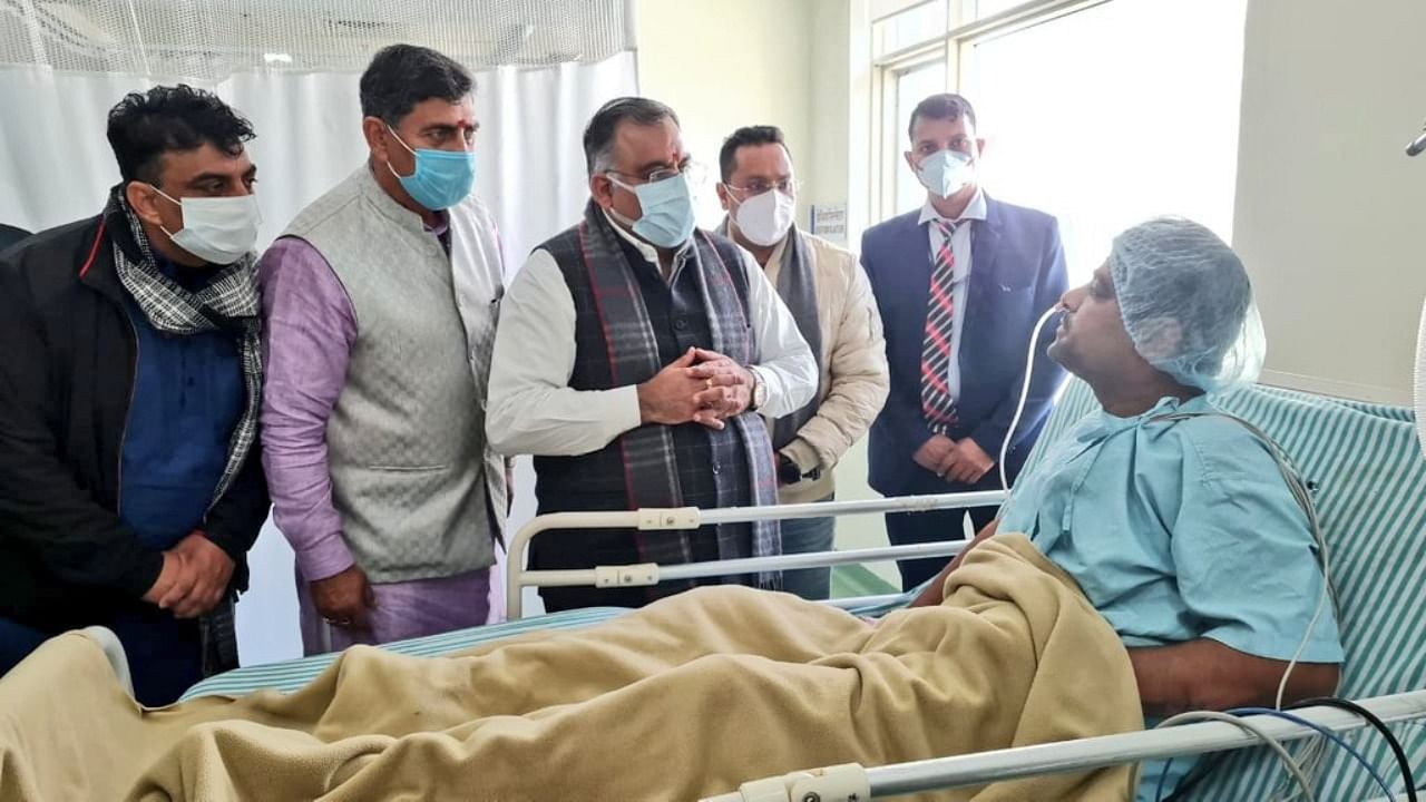 BJP Jammu and Kashmir in-charge Tarun Chugh (C) wished speedy recovery to the injured. Credit: Twitter/@tarunchughbjp
