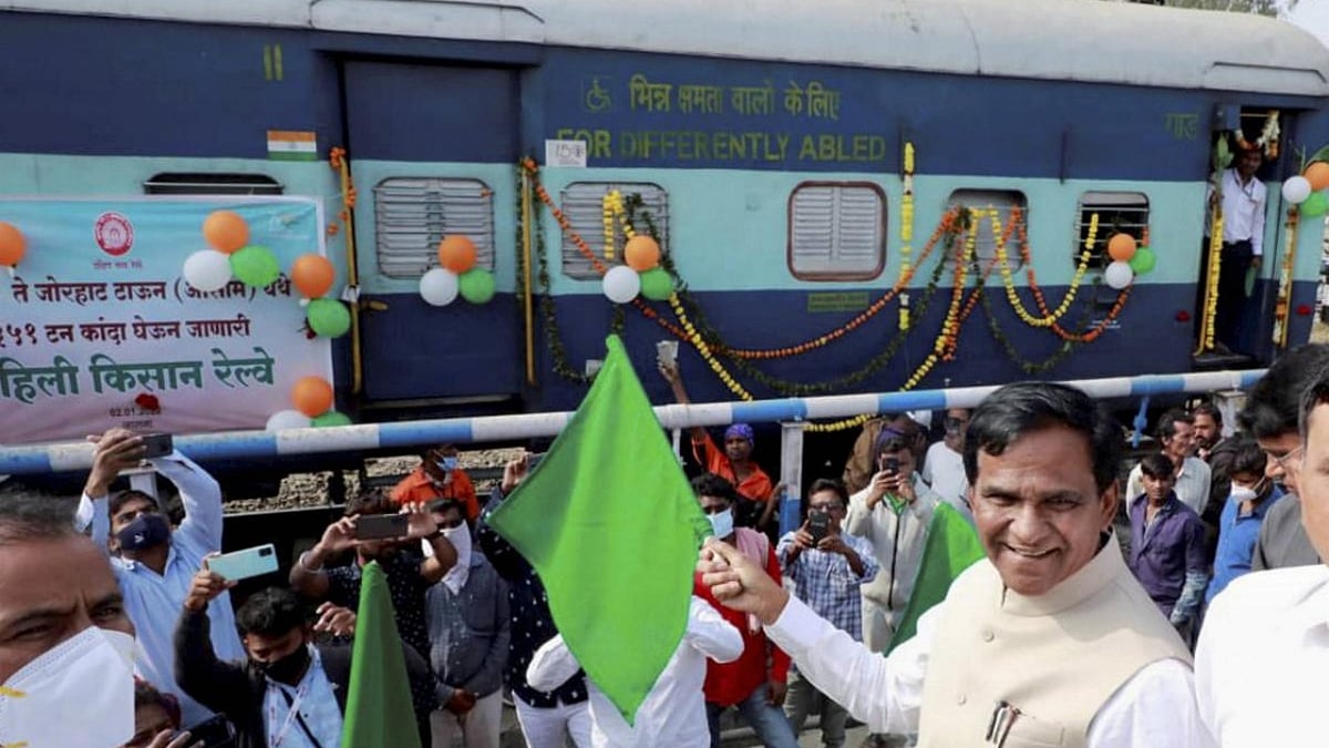 Maharashtra Union MoS flags off Kisan Rail service, NandedHadapsar