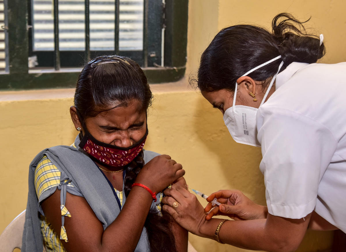 A student is administered the vaccine at Government PU College at Car Street in Mangaluru. DH Photo