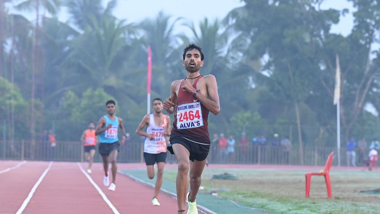 Adesh Yadav of Mangalore University in action during the 10,000 metre race held during 81st All India Inter-University Athletics Championship for men at Swaraj Maidan at Moodbidri on Tuesday. Credit: DH Photo/Irshad Mahammad