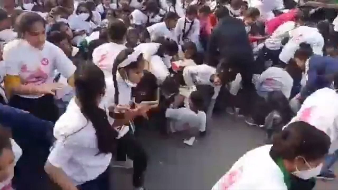 A screengrab of a video showing the stampede-like situation during a Congress-organised long distance run in Bareilly, Uttar Pradesh. Credit: Twitter/@MrsGandhi