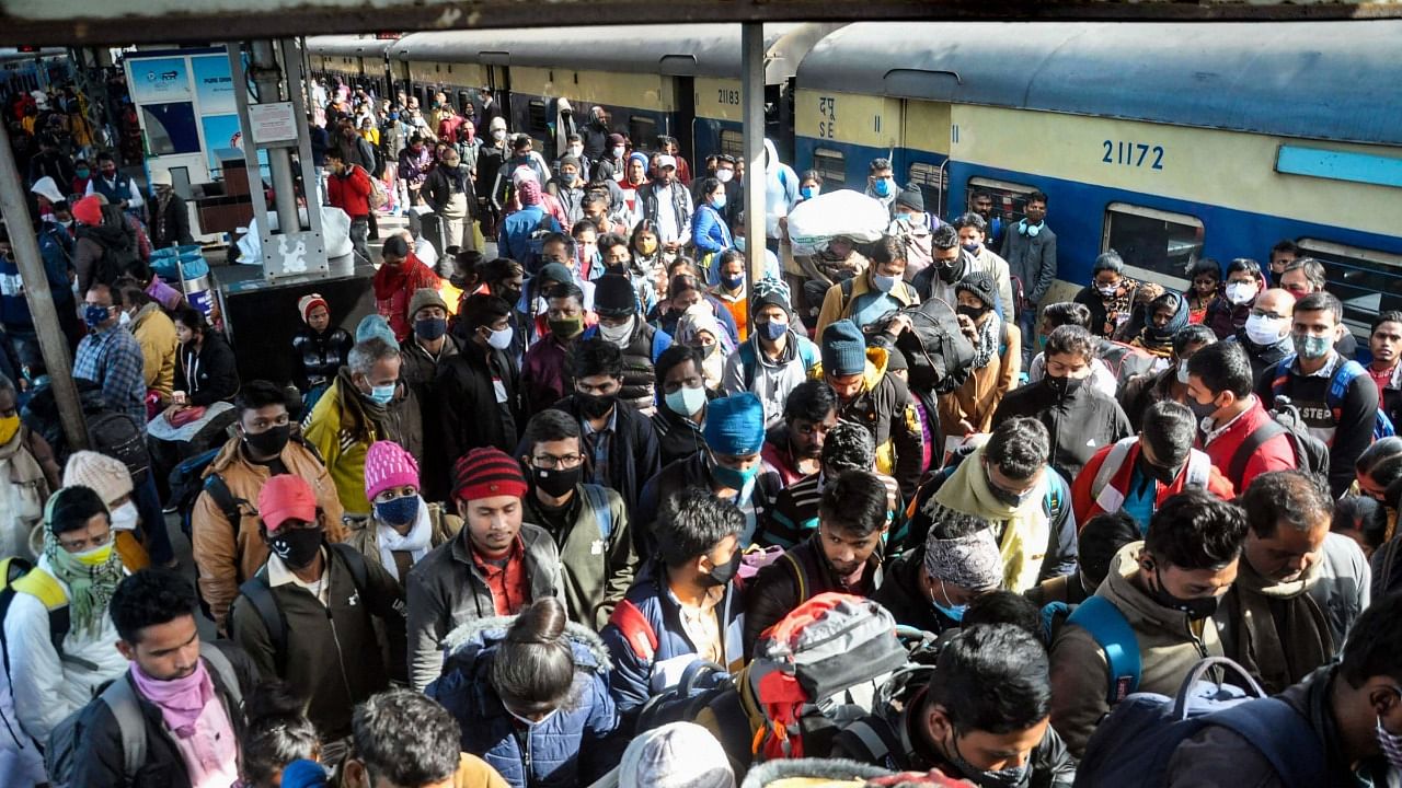 Passengers at Ranchi railway station after arriving from New Delhi, amid concern over rising Covid-19 cases, in Ranchi, Sunday, January 2, 2022. Credit: PTI File Photo