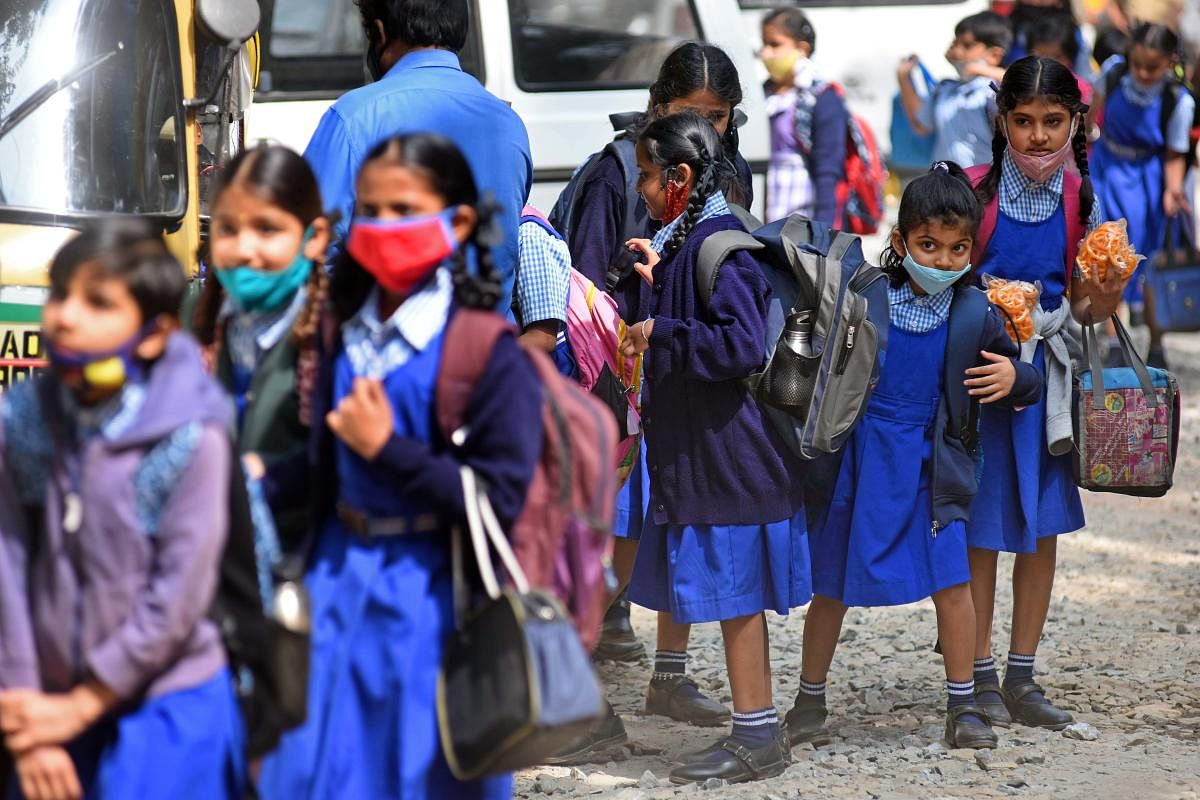 Schoolchildren head home as government decided to shut schools except for Class 10 and 12, for two weeks in Bengaluru on Wednesday. Credit: DH Photo