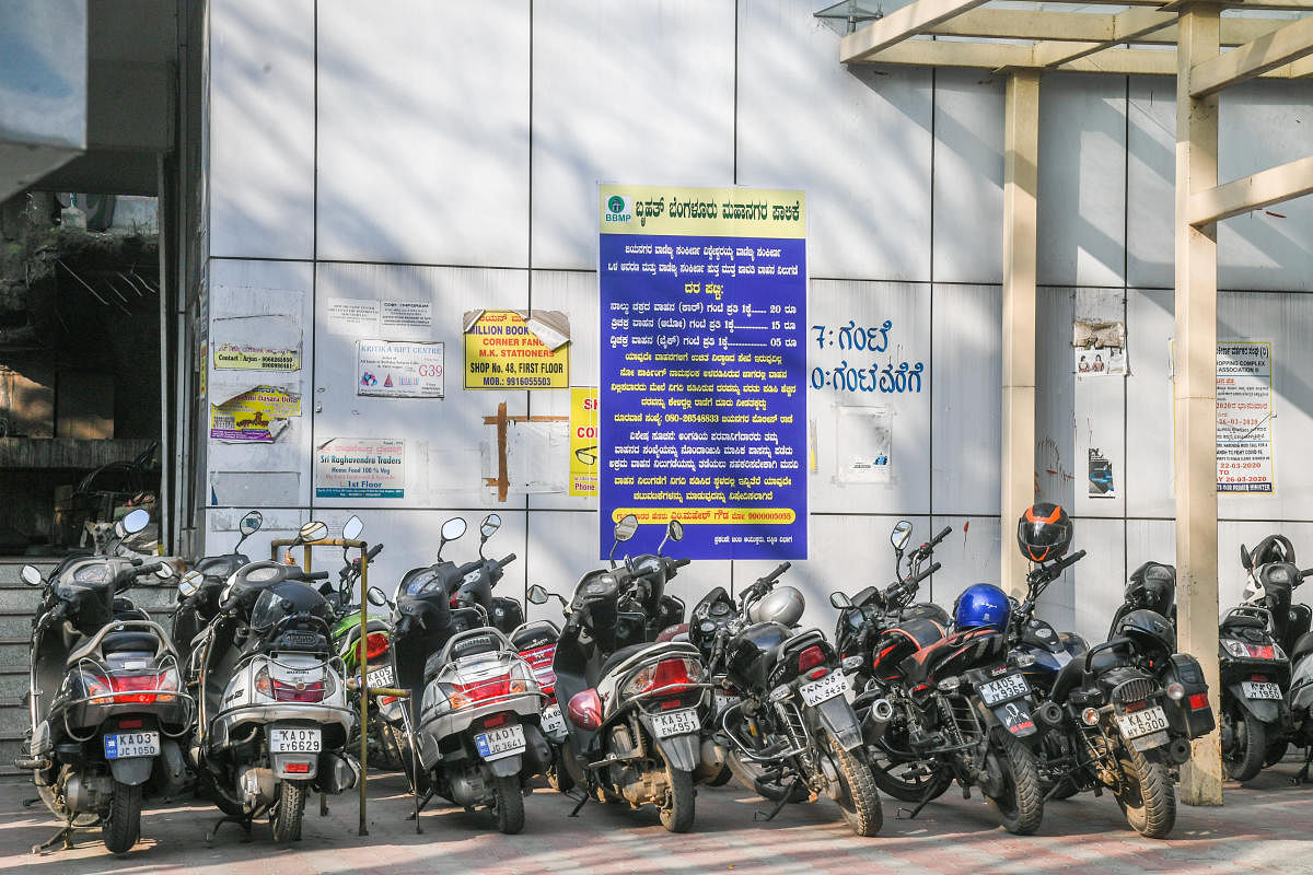 On December 29, members of the Karnataka Rashtra Samithi confronted parking attendants with documents, and asked the police to stop the overcharging. A BBMP sign board with parking rates has now appeared prominently. DH Photo by S K Dinesh