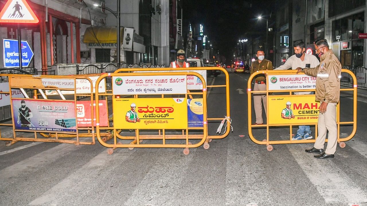 Traffic Police closing Brigade road implement week end curfew to prevent Omicron variant. Credit: DH Photo