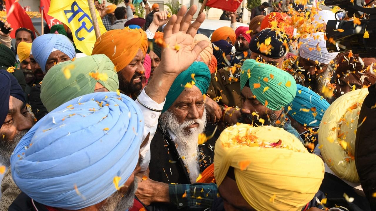 Sanyukt Samaj Morcha leader Balbir Singh Rajewal (C). Credit: AFP Photo