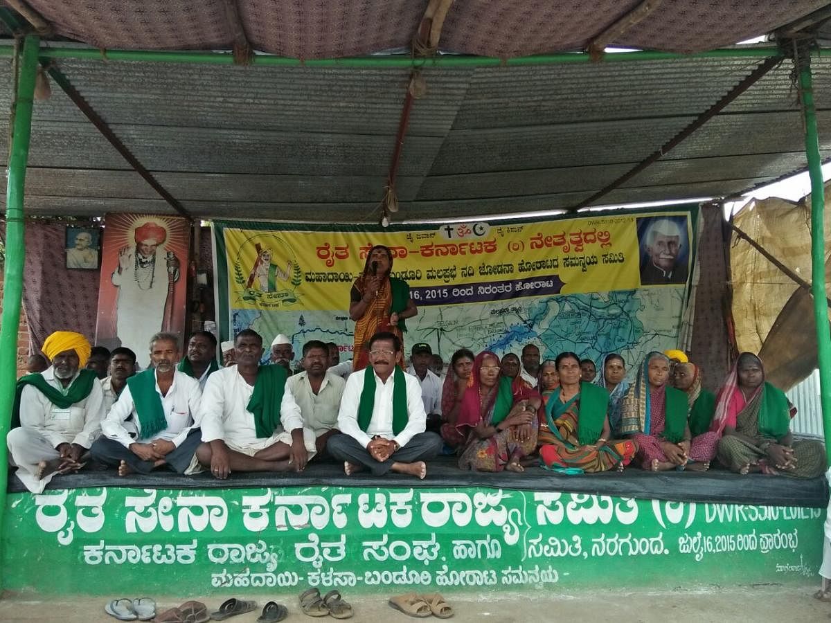 Farmers, under the banner of Raitha Sene, have been protesting in Nargund, Gadag district, since July 16, 2015, seeking implementation of Mahadayi irrigation and drinking water project. Credit: DH File Photo