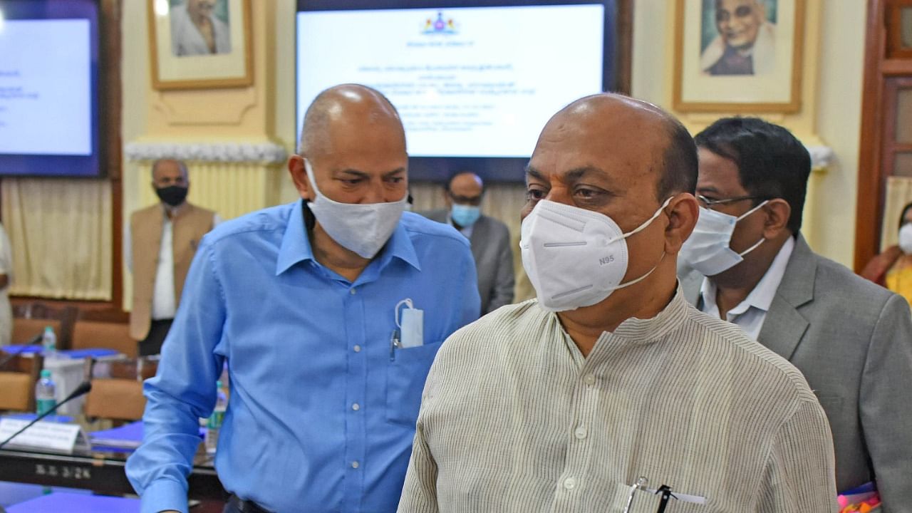 P Ravi Kumar and CM Bommai (R). Credit: DH Photo