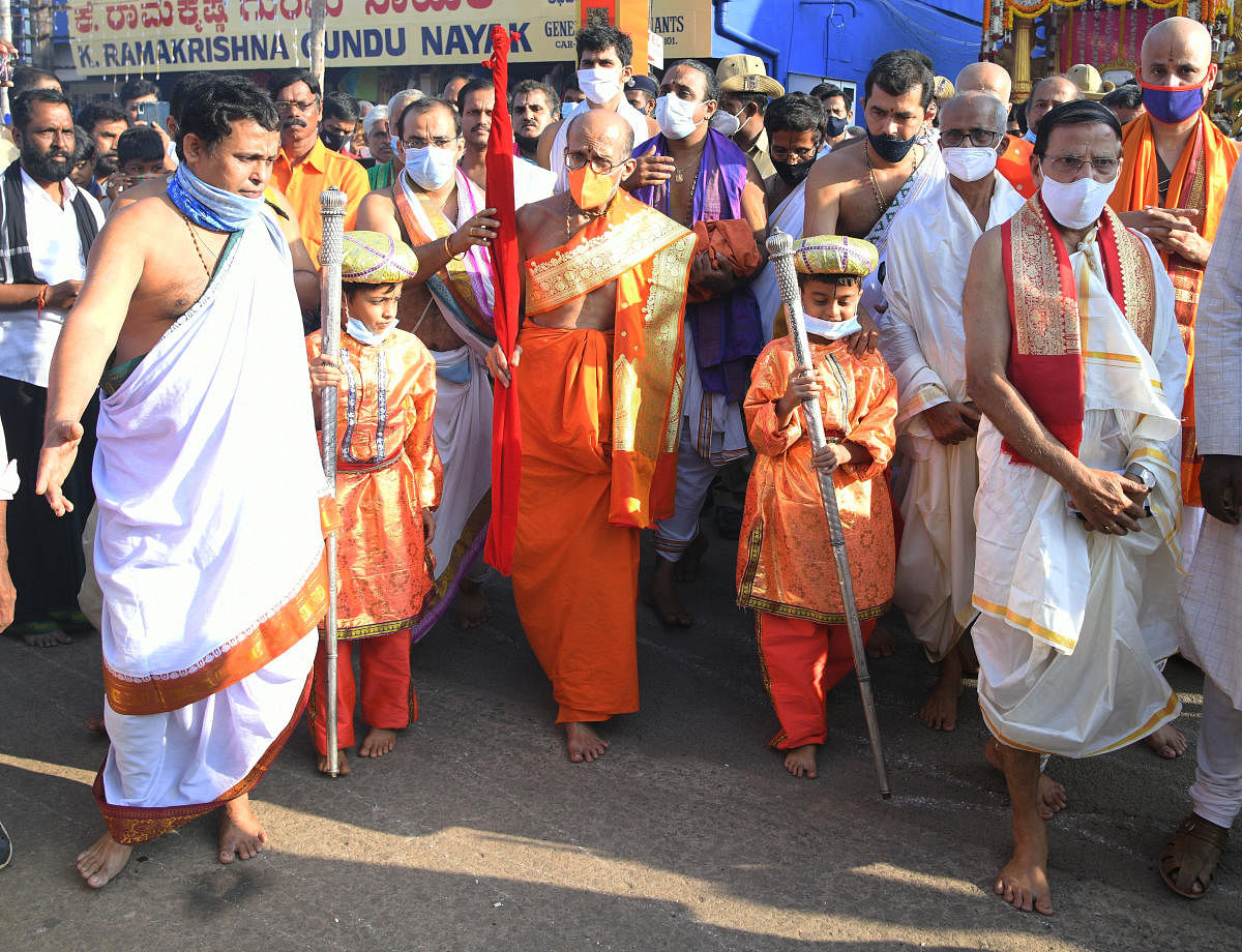 The ‘Purapravesha’ of Krishnapura Mutt seer Vidyasagara Theertha Swami, who will ascend the Paryaya Peeta in Udupi Krishna Mutt, was conducted without the vibrant procession at Jodukatte in Udupi on Monday.