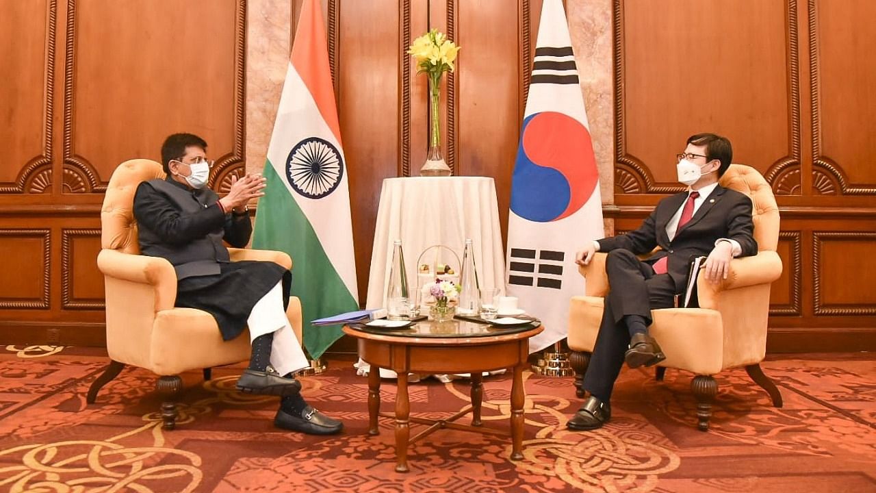 Union Trade Minister Piyush Goyal (L) with Korean Trade Minister Yeo Han-koo. Credit: Twitter/@PiyushGoyal