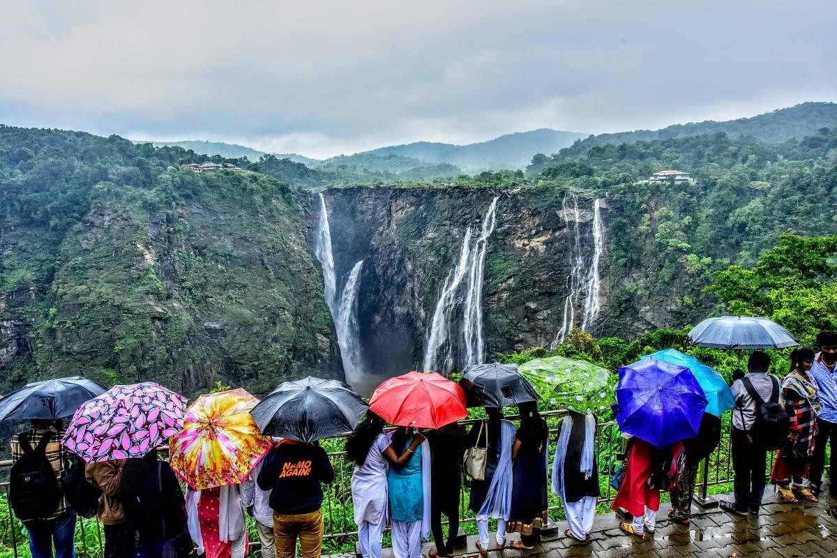 The Jog Management Authority has sought the government’s permission to build a five-star hotel on 10,000 sqm, in lieu of the existing PWD guest house, at a cost of Rs 75 crore along with a Rs 20 crore ropeway to spruce up the Jog Falls. Credit: DH file photo 